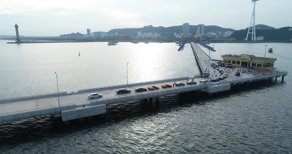 Dàn siêu xe trăm tỷ hội tụ tại Cảng tàu khách quốc tế Hạ Long