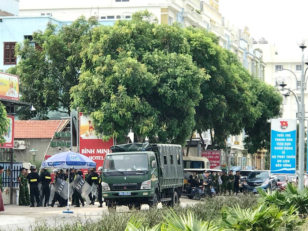 Nóng: Hàng trăm cảnh sát trấn áp côn đồ dùng bom xăng, đập phá nhà hàng, đâm chém nhân viên ở biển Hải Tiến