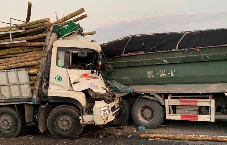 Xe chở gỗ đâm ôtô tải chạy cùng chiều, hai người tử vong