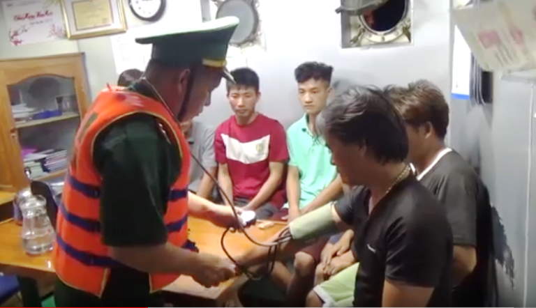Quảng Bình: 8 người may mắn được cứu sống sau nhiều giờ trôi trên biển