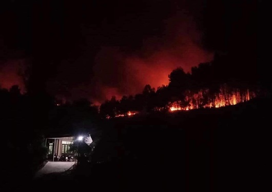Hà Tĩnh: Tiếp tục xảy ra cháy rừng, người dân nhanh chóng di dời, kêu gọi dập lửa