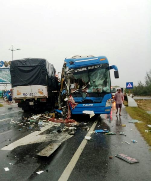 Quảng Bình: Tai nạn liên hoàn khiến đầu xe tải biến dạng, tài xế mắc kẹt trong cabin