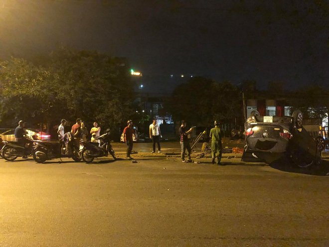 Hà Nội:Nữ tài xế mất lái húc sập hàng rào sắt, xe lật ngửa trong đêm
