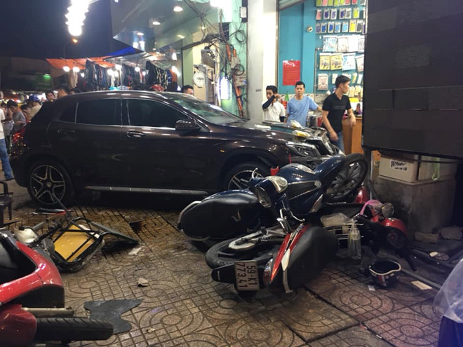 Nhân chứng kể lại vụ nữ tài xế Mercedes tông hàng loạt xe máy