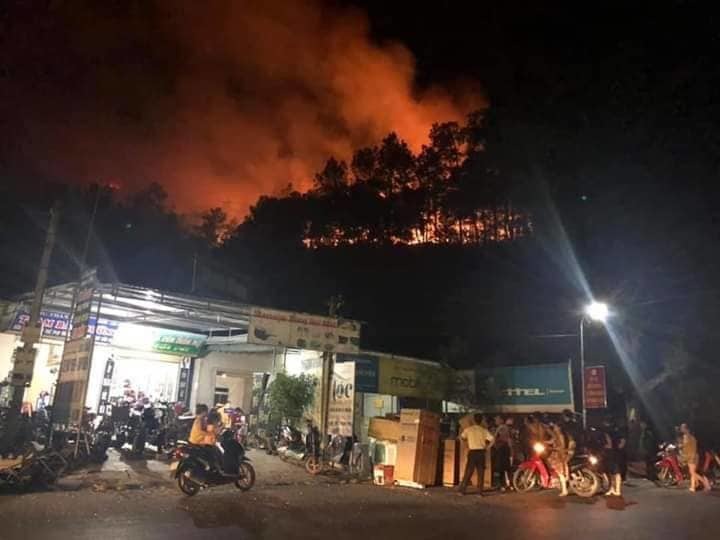 Người dân Hà Tĩnh hốt hoảng sơ tán trong đêm vì cháy rừng trên diện rộng