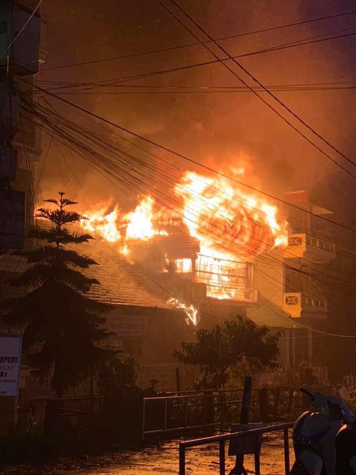 Cháy lớn ở thị trấn Sapa, hàng trăm du khách hoảng loạn