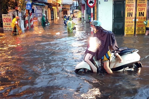 Nhiều tuyến phố Hà Nội ngập sâu, ùn tắc vì mưa lớn