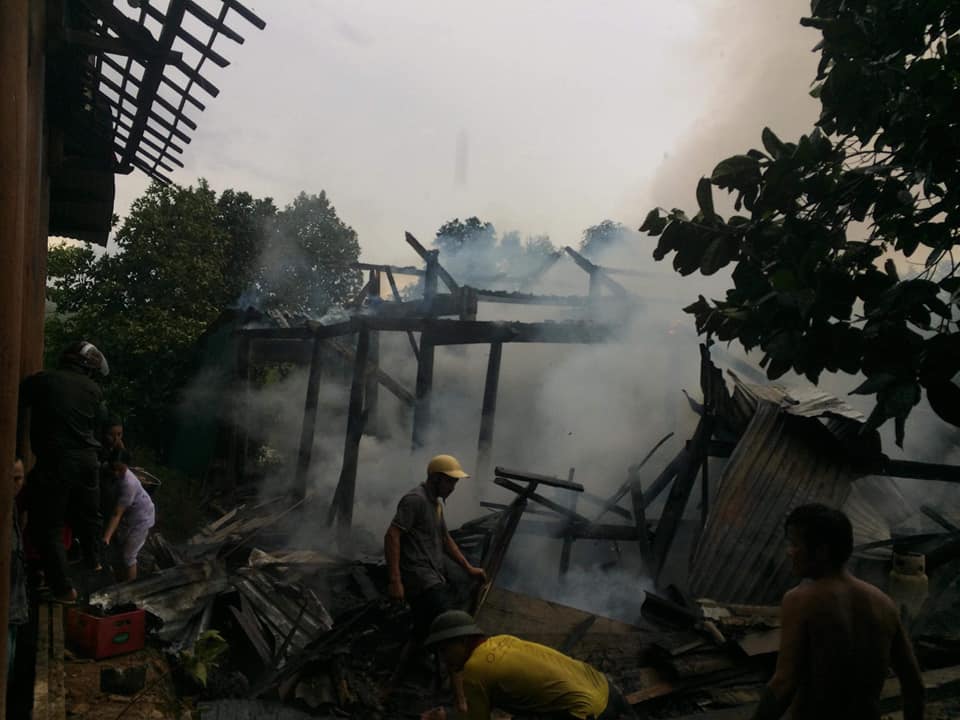 Hà Tĩnh: Nhà cháy trong lúc cha mẹ đi chữa bệnh, 3 anh em ngơ ngác bên đống tro tàn