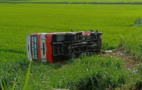 Xe buýt lao xuống ruộng ở Nghệ An, người phụ nữ tử vong tại chỗ
