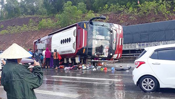 Phóng nhanh dưới trời mưa, xe khách lật trên QL1A, nhiều hành khách hoảng loạn