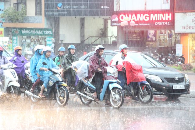 Hà Nội: Ngày nắng nóng, chiều tối có mưa giông kèm lốc gió giật mạnh