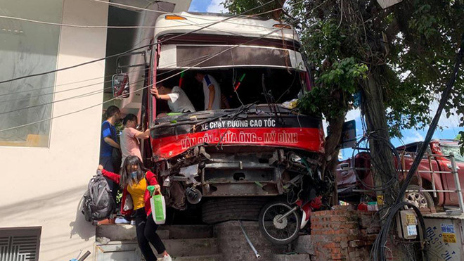 Xe khách đâm hàng loạt ô tô, xe máy ở Quảng Ninh, 5 người thương vong