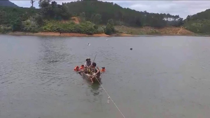 Lâm Đồng: Chèo xuồng ra đập câu cá, 3 nam sinh chết đuối thương tâm