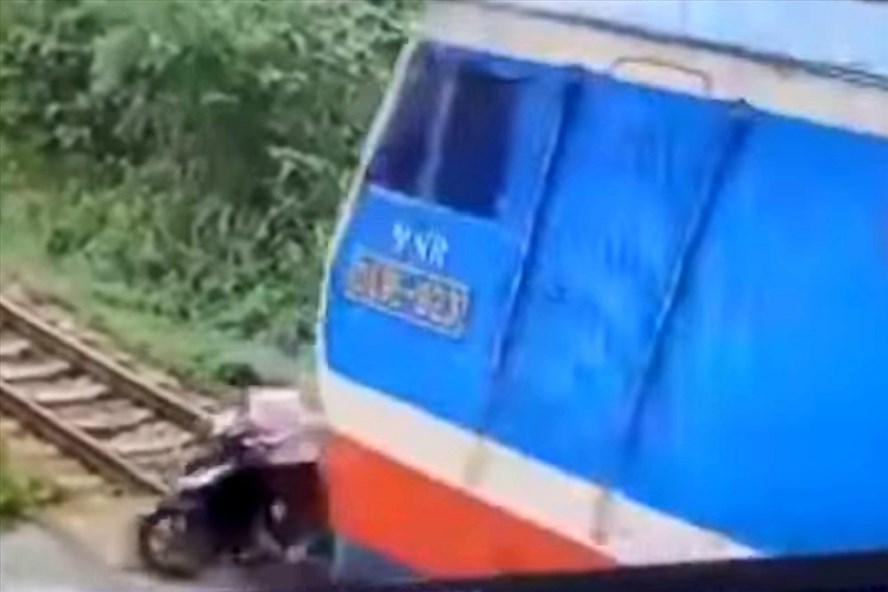 Quảng Bình: Người phụ nữ băng qua đường ray bị tàu hỏa đâm tử vong