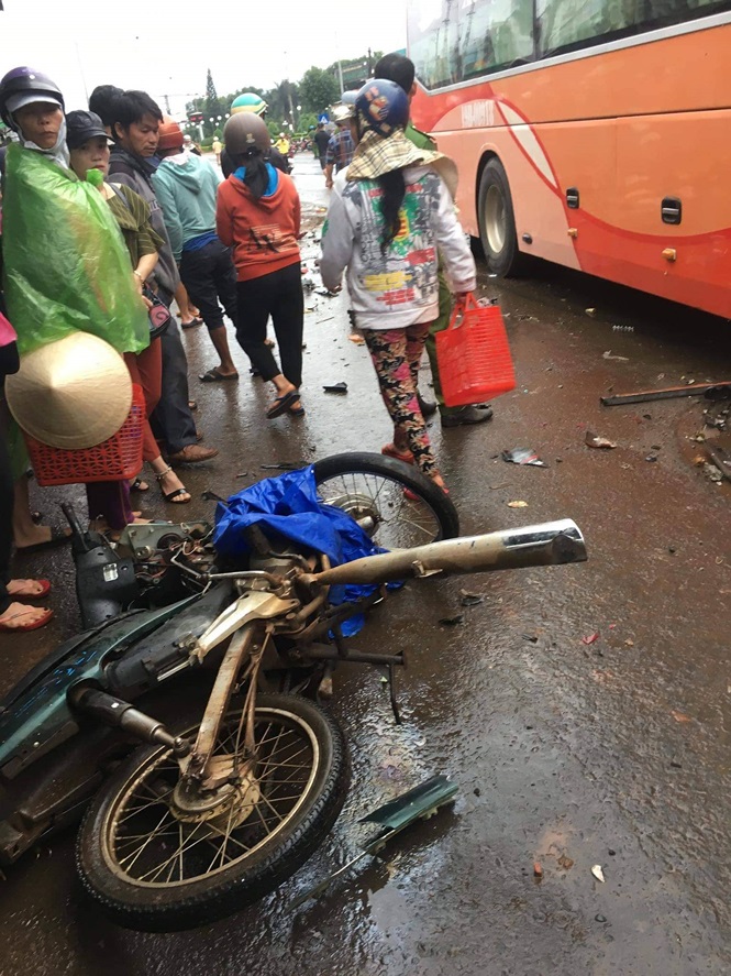 Gia Lai: Xe khách lao vào chợ ven đường, ít nhất 3 người chết