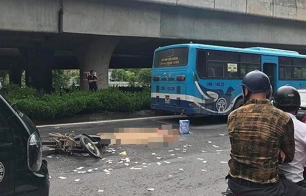 Người đàn ông tử vong tại chỗ sau khi va chạm với xe buýt ở Hà Nội