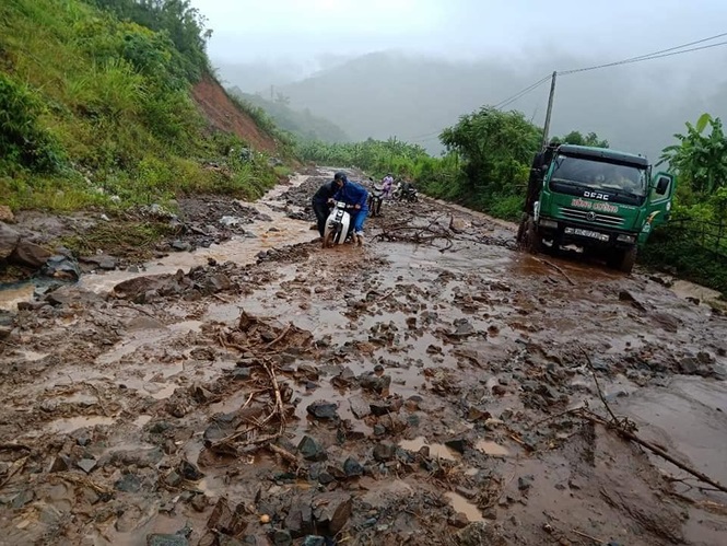 Thanh Hóa: Giao thông ách tắc, thiệt hại sau lũ hàng trăm tỷ đồng