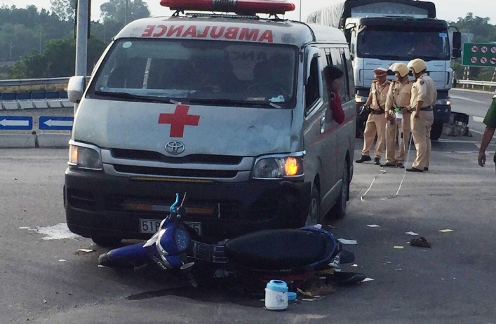 Xe cứu thương chở quan tài va chạm xe máy ở Đà Nẵng, 2 người nguy kịch