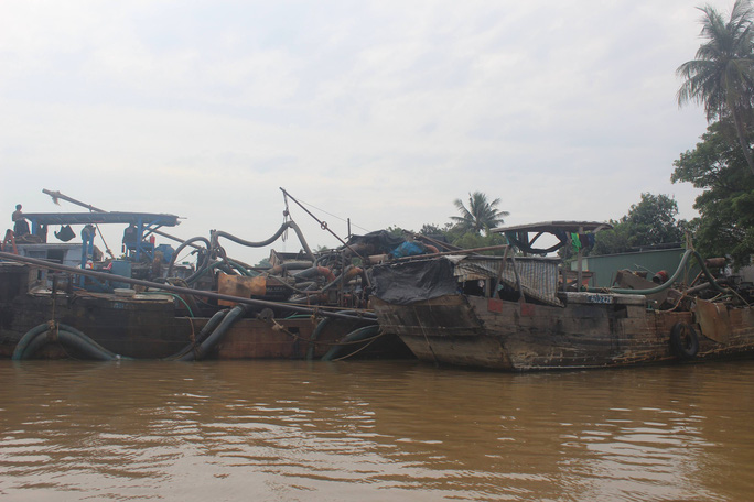 Cảnh sát nổ súng trấn áp 4 tàu khai thác cát lậu trên sông Đồng Nai