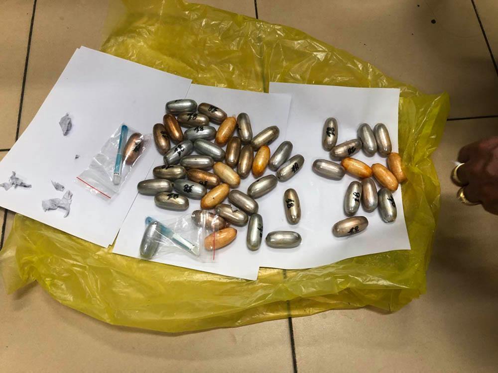 Bắt đối tượng nuốt 1,6kg cocain vào bụng để lọt qua 3 quốc gia bị phát hiện ở Tân Sơn Nhất