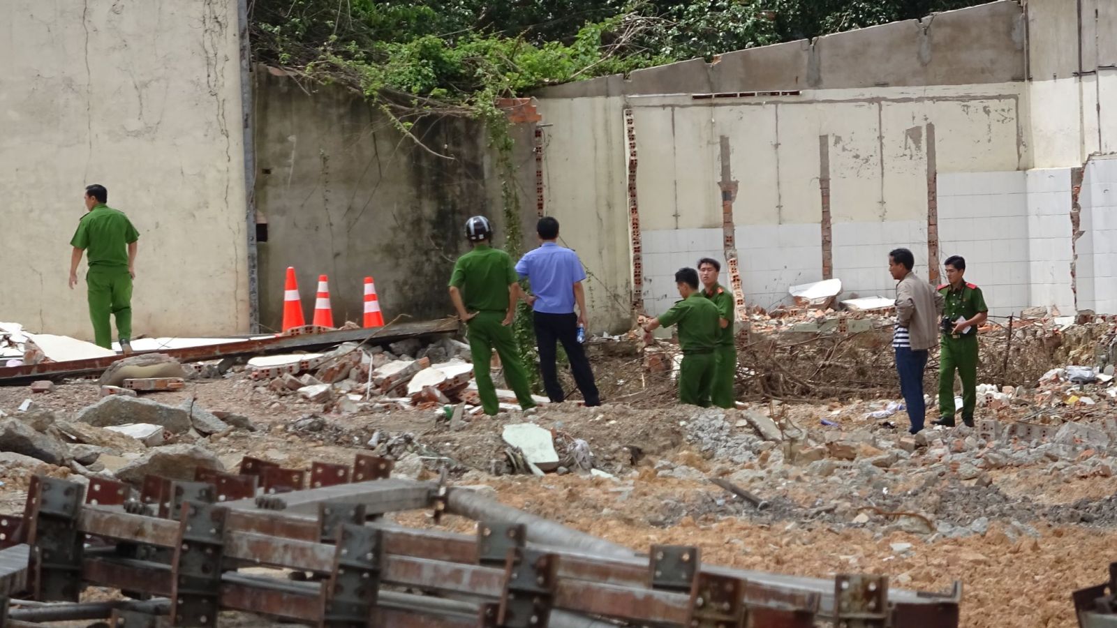 Tháo dỡ nhà xưởng bức tường bất ngờ đổ sập, hai công nhân tử vong tại chỗ