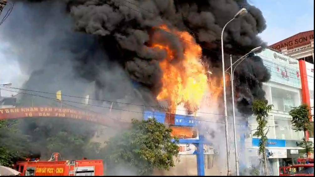 Cháy lớn tại siêu thị 90 K ở thành phố Bắc Giang