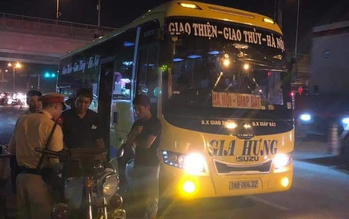 CSGT Hà Nội bắt xe khách 29 chỗ nhồi 45 người từ phản ánh qua facebook