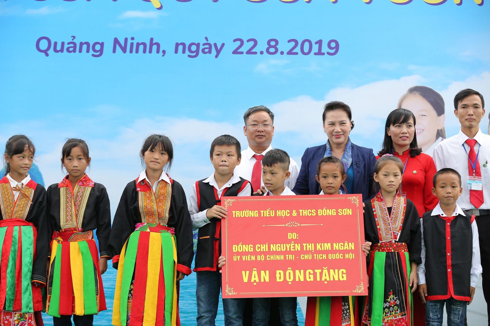 Lễ trao tặng Trường Tiểu học & THCS Đồng Sơn và Quỹ sữa Vươn cao Việt Vam trao tặng sữa cho trẻ em tỉnh Quảng Ninh