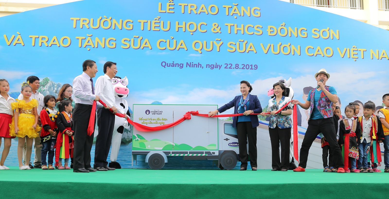 Lễ trao tặng Trường Tiểu học & THCS Đồng Sơn và Quỹ sữa Vươn cao Việt Vam trao tặng sữa cho trẻ em tỉnh Quảng Ninh