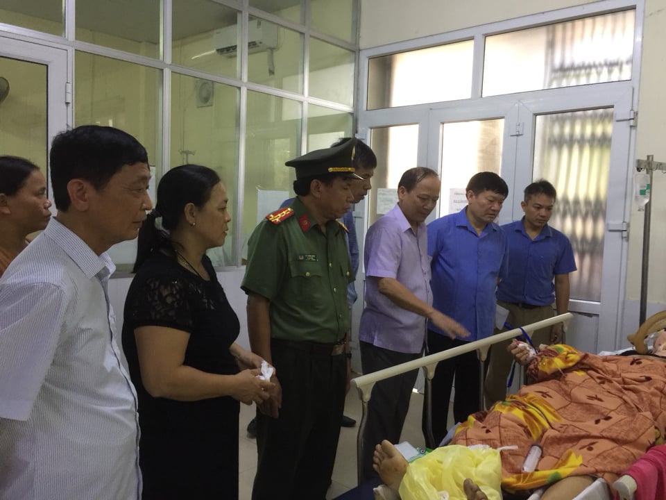 Hưng Yên: Va chạm kinh hoàng giữa xe khách với container khiến 10 người bị thương