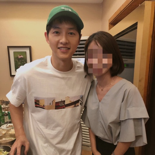 Song Joong Ki điển trai xuất hiện cùng cô gái lạ sau ly hôn