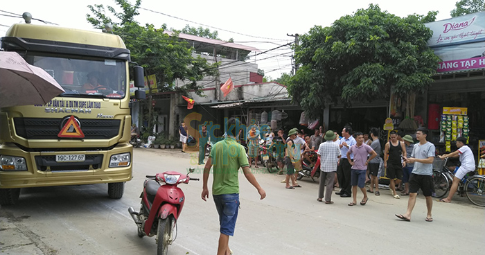 Phú Thọ: Dân lại chặn 02 xe chở hóa chất phế thải bốc mùi hôi nồng nặc đi qua khu dân cư