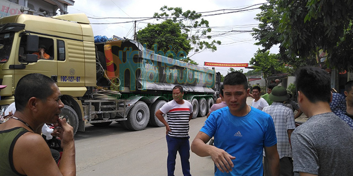 Phú Thọ: Dân lại chặn 02 xe chở hóa chất phế thải bốc mùi hôi nồng nặc đi qua khu dân cư