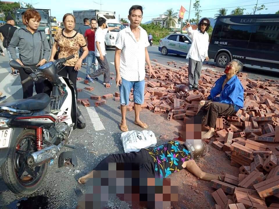 Quảng Ninh: Vợ tử vong, chồng bị thương khi bị xe ô tô chở gạch đè trúng