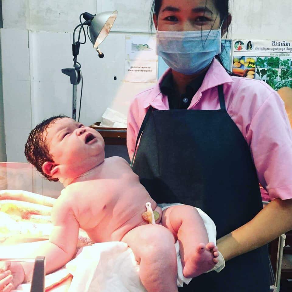 Sản phụ phi thường sinh con nặng 6.8kg bằng phương pháp sinh thường khiến các mẹ Việt ngạc nhiên