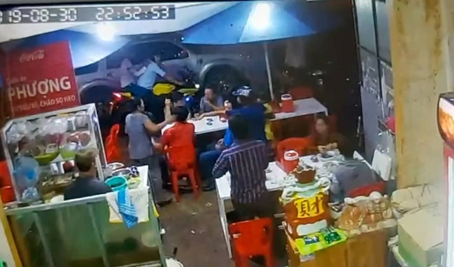 Trích xuất camera vụ Xã đội trưởng đập xe của Bộ Công an tại quán ăn