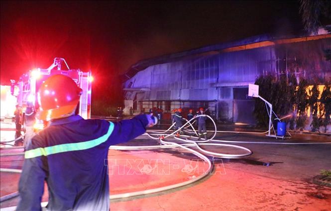 Cháy lớn khu nhà xưởng 5.000m2 của công ty sản xuất đệm mút ở Bình Dương
