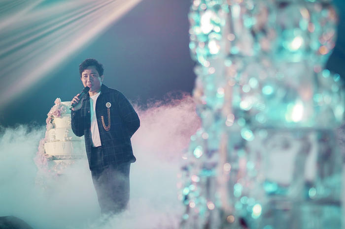 Đại gia Minh Nhựa lái chiếc xe trị giá 80 tỷ Huyra Pagani đưa con gái lên sân khấu trong tiệc cưới