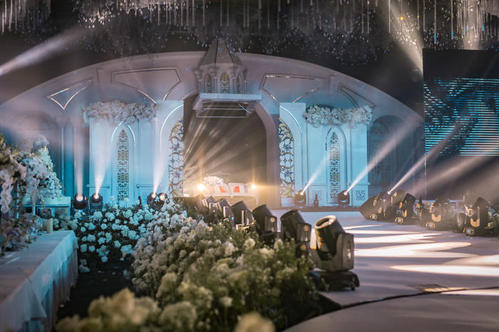 Đại gia Minh Nhựa lái chiếc xe trị giá 80 tỷ Huyra Pagani đưa con gái lên sân khấu trong tiệc cưới