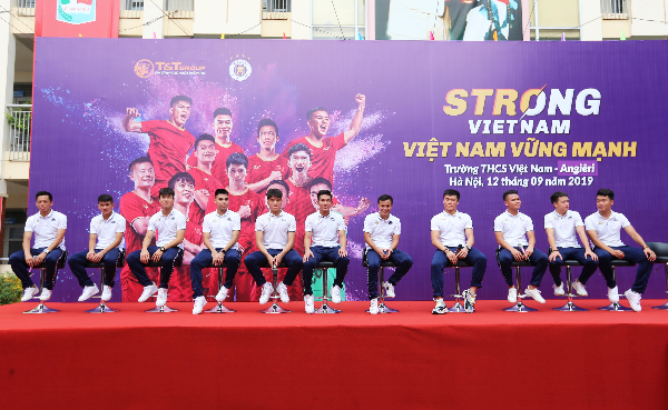 Quang Hải, Bùi Tiến Dũng đeo mặt nạ trung thu truyền cảm hứng tại Strong Vietnam