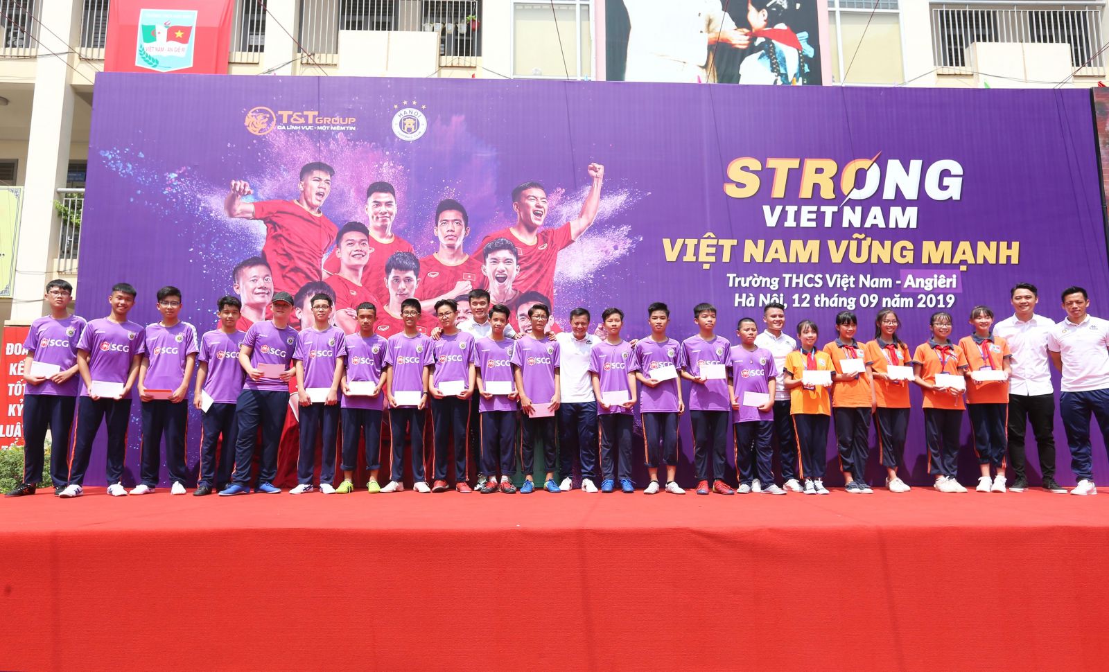 Quang Hải, Bùi Tiến Dũng đeo mặt nạ trung thu truyền cảm hứng tại Strong Vietnam