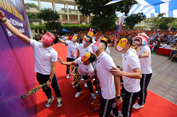 Quang Hải, Bùi Tiến Dũng đeo mặt nạ trung thu truyền cảm hứng tại Strong Vietnam