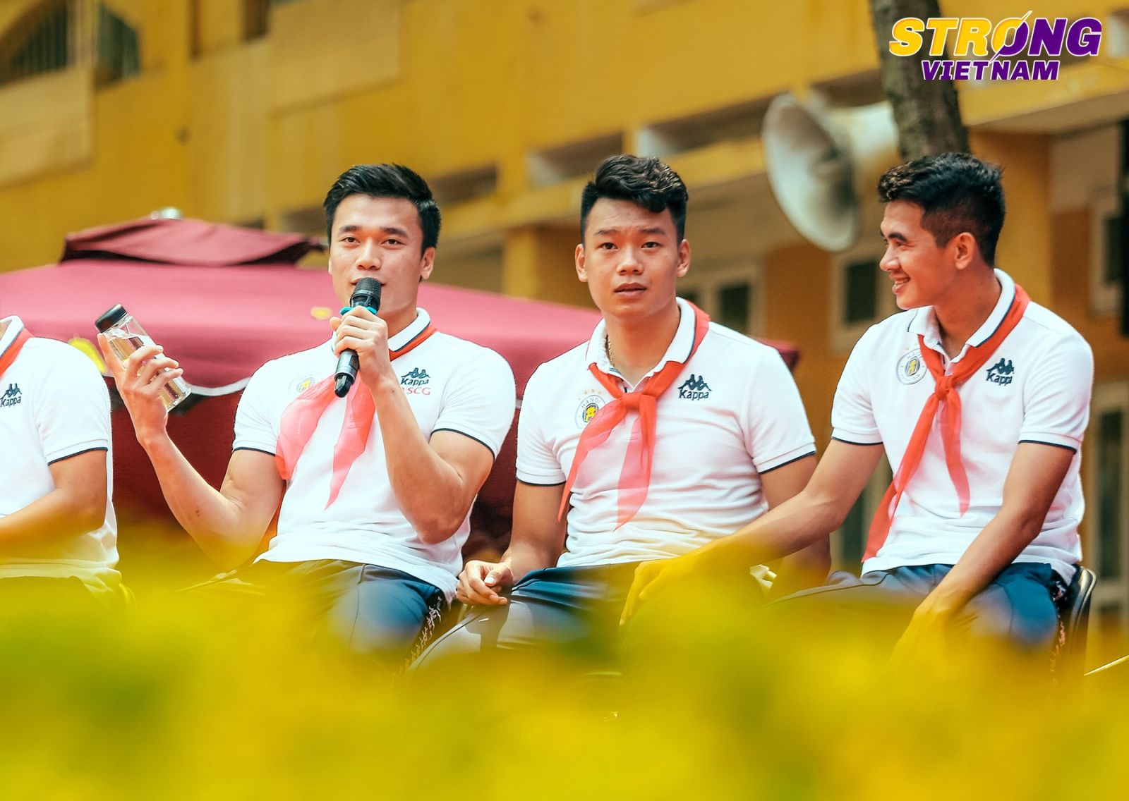 Đình Trọng, Quang Hải tham gia chào cờ đầu tuần với học sinh trường THCS Nguyễn Trường Tộ