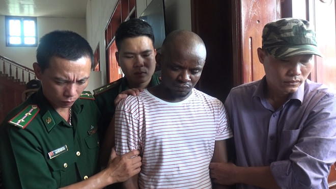 Bắt giữ 2 đối tượng người nước ngoài vận chuyển ma túy từ Lào về Việt Nam