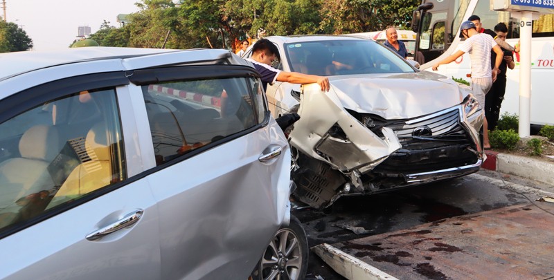 Xe sang Lexus đâm trúng xe Hyundai đang chờ đèn đỏ, gây tai nạn liên hoàn