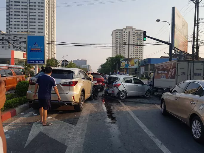 Xe sang Lexus đâm trúng xe Hyundai đang chờ đèn đỏ, gây tai nạn liên hoàn