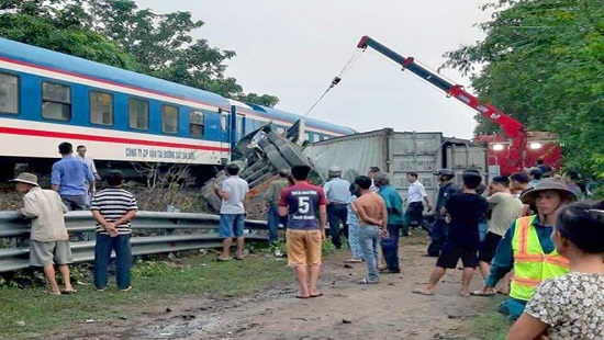 Qua đường sắt không quan sát, xe container bị tàu hỏa đâm gãy đôi