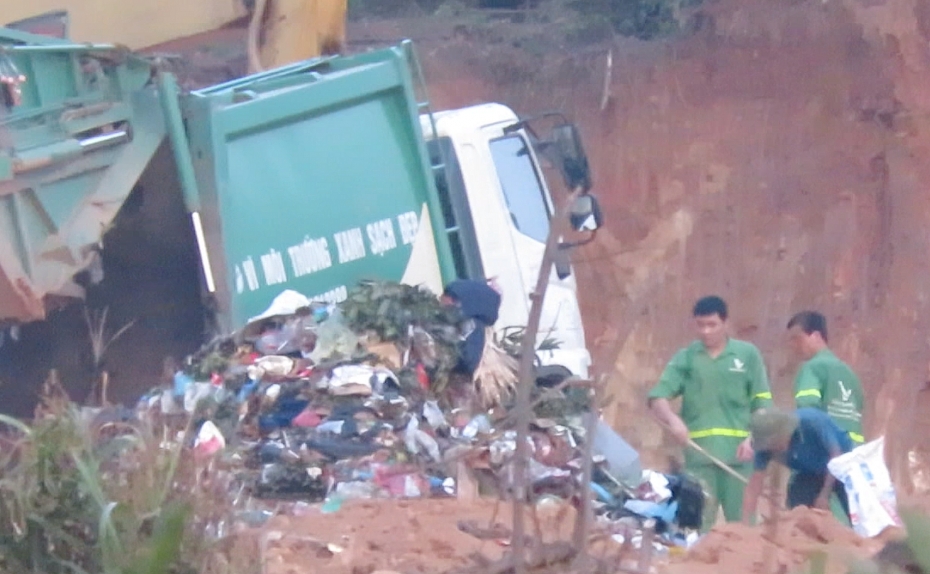 Vĩnh Phúc: Công ty Môi trường Vĩnh Yên chôn lấp rác sơ sài ở chân núi Đinh
