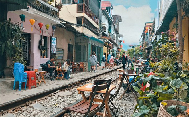 Bộ GTVT đề nghị Hà Nội giải tán tụ điểm cà phê trên đường sắt