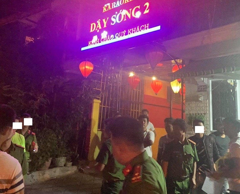 Đột kích quán karaoke lúc rạng sáng, phát hiện 25 khách dương tính với ma túy